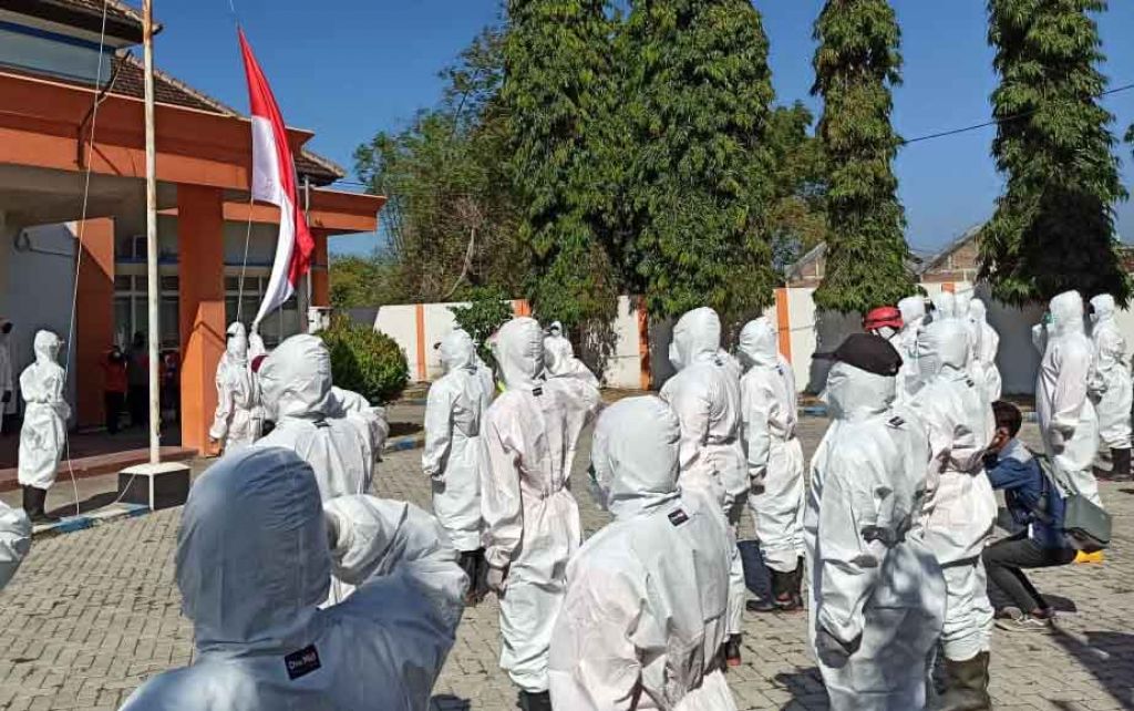 Puluhan Petugas Pemakaman Covid-19 Berpakaian APD Upacara HUT RI