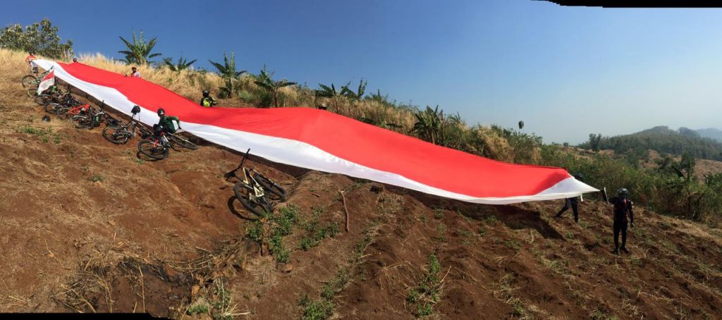 Bendera merah putih berkibar di ketinggian 850 mdpl oleh dua komunitas di Kabupaten Mojokerto.