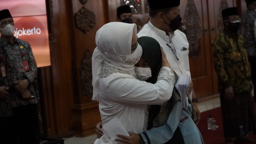 Momen haru saat Wali Kota Mojokerto Ika Puspitasari peluk Laila Safira.