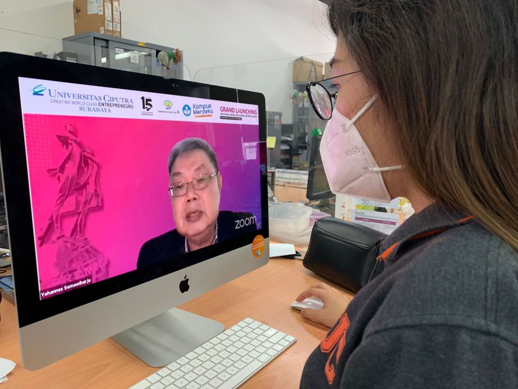 Universitas Ciputra menggelar Grand Launching Program Kredensial Micro Mahasiswa Indonesia (KMMI) secara daring.