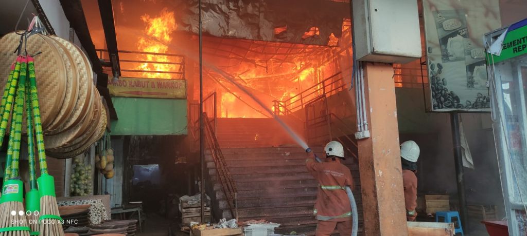 Pasar Kembang Surabaya, terbakar Minggu (22/8/2021) sore.