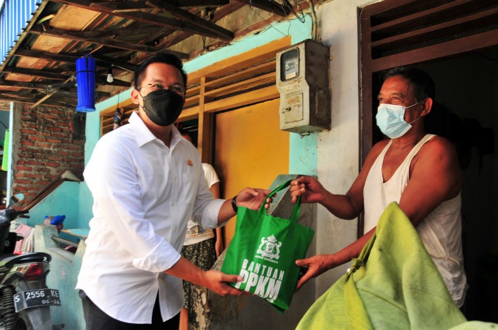 Bantu Warga Terdampak PPKM di Surabaya, Kadin Bagikan Ribuan Paket