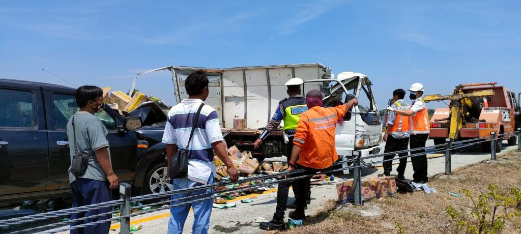 Mobil yang terlibat kecelakaan di Tol Jombang-Mojokerto.