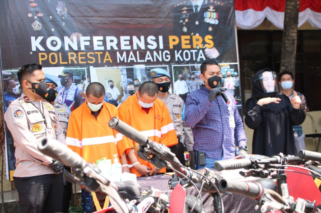 Konferensi pers pencurian puluhan sepeda di Mapolresta Malang Kota. 