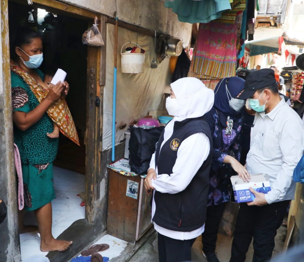 Sapa Kampung Gang Kelinci Joyoboyo, Khofifah Bagikan Sembako dan Borong Sayuran