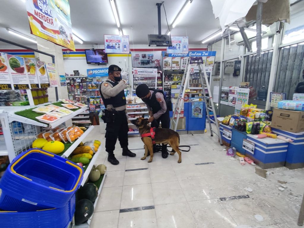 Petugas saat melakukan olah TKP di minimarket.