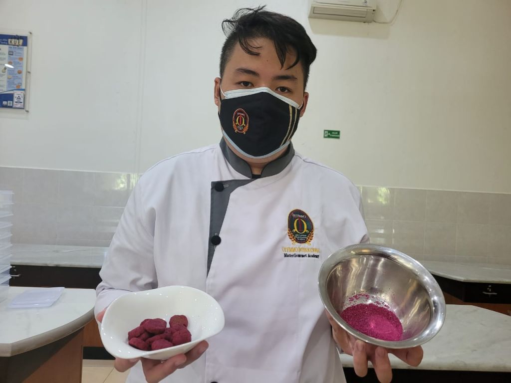 Robi Briliantino menyulap limbah kulit buah naga menjadi tepung.