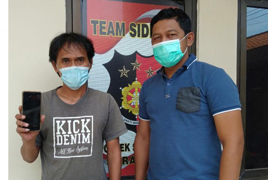 Pelaku pencurian HP saat di Mapolsek Sukolilo.