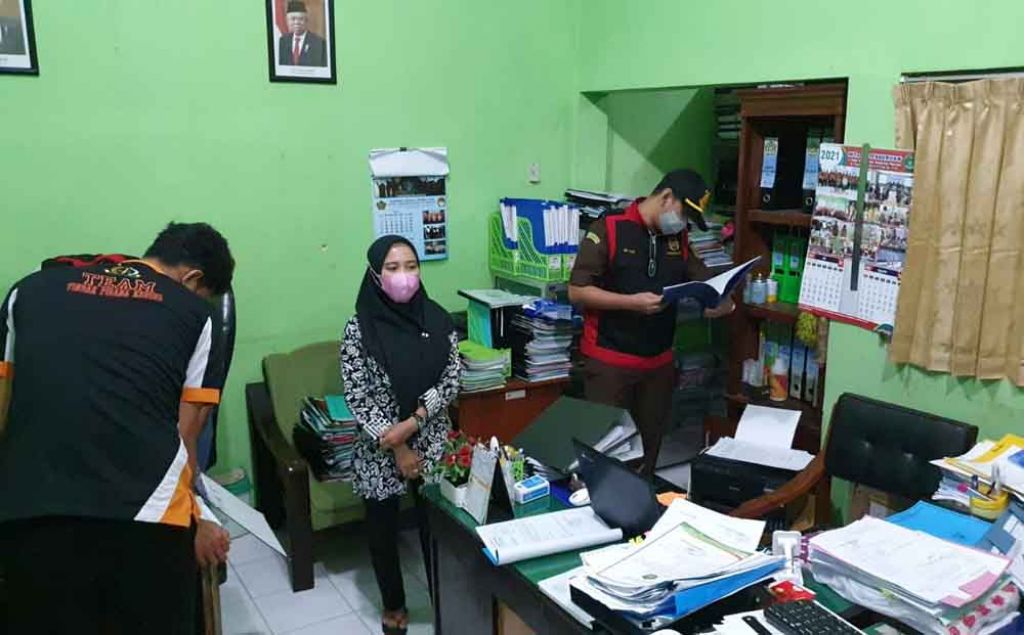Penggeledahan kantor Kemenag Pasuruan yang dilakukan jaksa