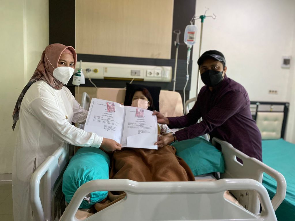 Wali Kota Mojokerto Ika Puspitasari saat serahkan KK, Akte dan KIA.