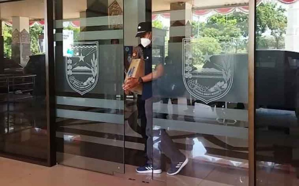 Salah satu anggota KPK keluar dari Kantor Pemkab Probolinggo (Foto: Dok. jatimnow.com)