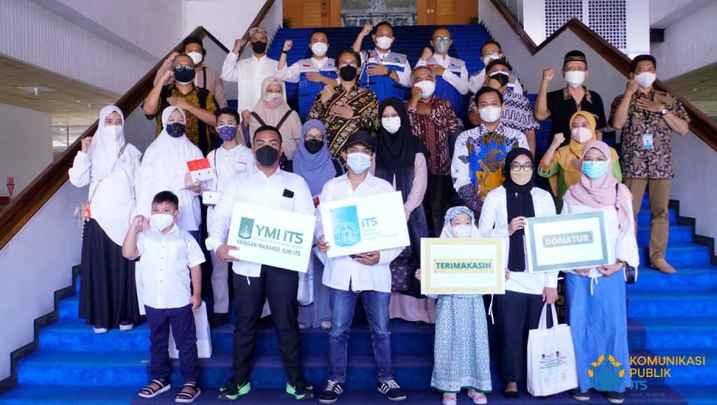 Foto bersama pengurus Yayasan Manarul Ilmi (YMI) ITS, jajaran pimpinan ITS, serta para penerima bantuan beasiswa.
