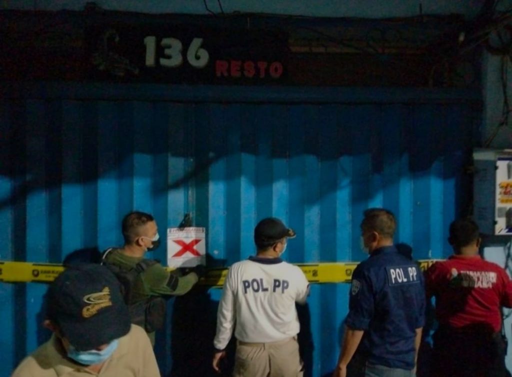 Petugas menyegel Kafe di Kusuma Bangsa karena buka melewati batas jam yang diizinkan pemerintah.