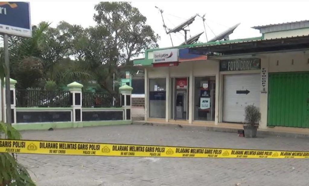 Polisi memasang garis larangan melintas di lokasi penemuan kardus mencurigakan.