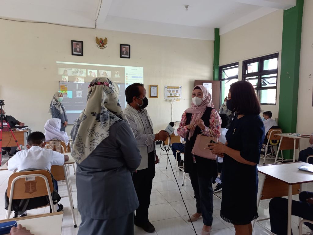 Wakil Ketua Komisi D DPRD Surabaya, Ajeng Wira Wati meninjau kesiapan proses pembelajaran di beberapa sekolah di Surabaya.