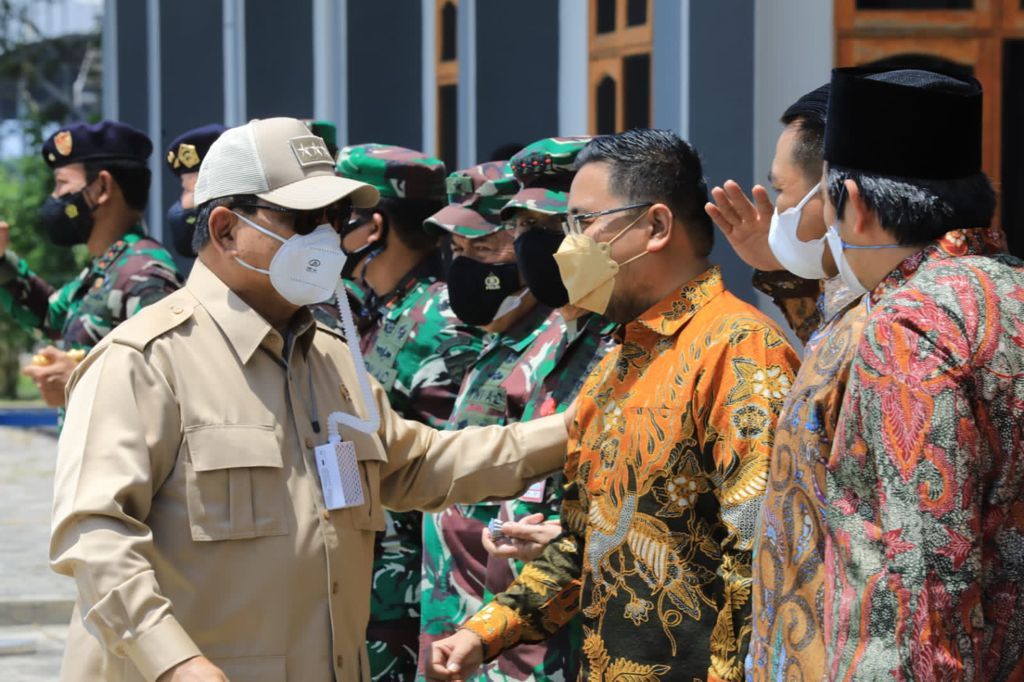 Prabowo Subianto menyalami Ketua Partai Gerindra Jatim Anwar Sadad (Foto-foto: Dok. Istimewa)