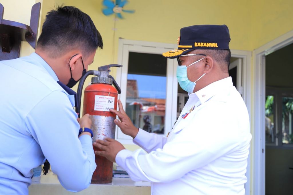 Kepala Kanwil Kemenkumham Jatim, Krismono saat mengecek ketersediaan APAR di dalam lapas