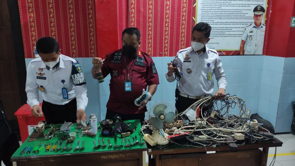 Kabel yang ditemukan di blok hunian Lapas Klas IIA Sidoarjo.