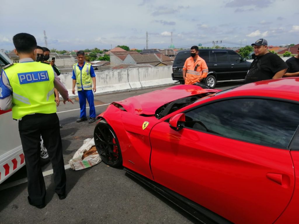 Hindari Fortuner, Mobil Ferrari Tabrak Pembatas Tol Juanda