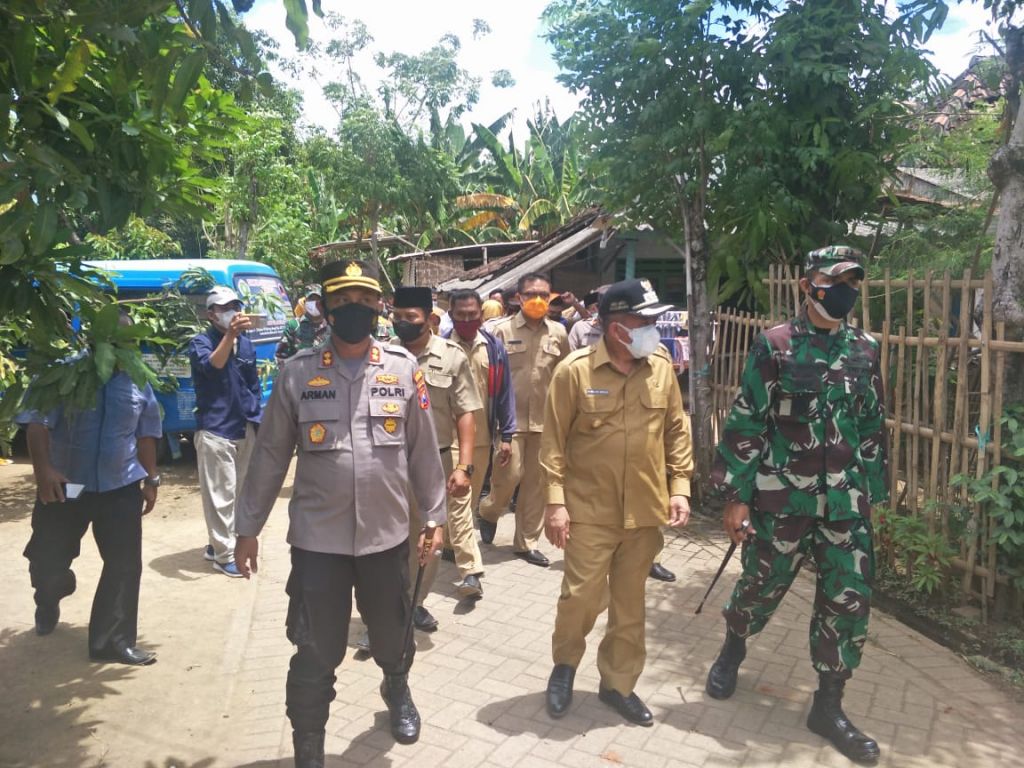 Wakil Bupati Pasuruan, A Mujib Imron mengunjungi lokasi ledakan di Pasuruan.