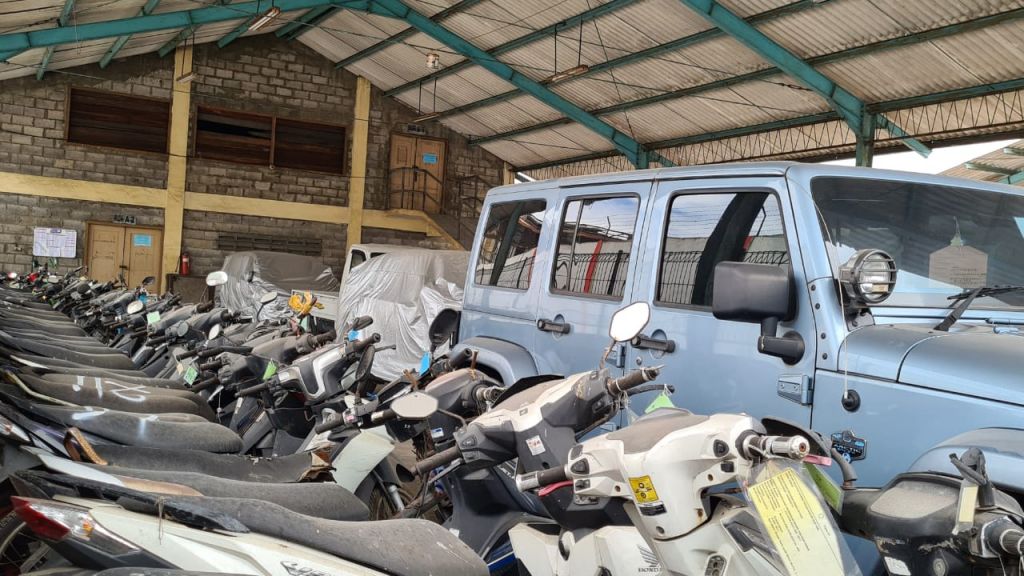 Sejumlah motor dan mobil mewah memenuhi tempat penyimpanan barang bukti di Rupbasan Surabaya.