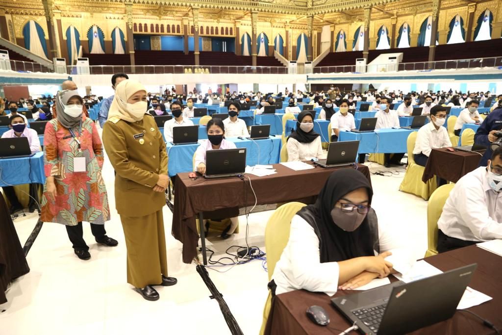 Khofifah saat meminjau tes SKD CPNS di Graha Unesa (Foto istimewa)