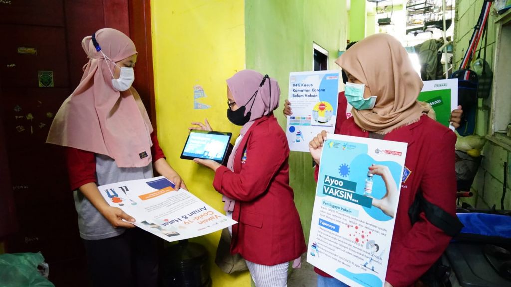 Mahasiswa UMSurabaya melakukan program edukasi vaksinasi bagi warga musiman yang ada di lingkungan sekitar kampus di Jalan Sutorejo.