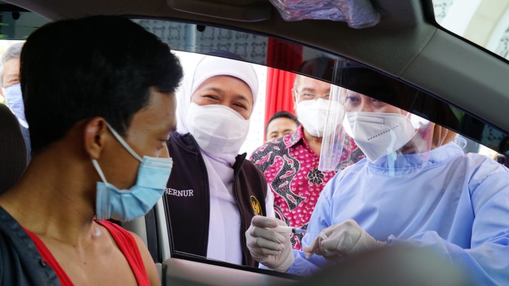 Gubernur Jawa Timur, Khofifah Indar Parawansa saat meninjau vaksinasi drive thru di UMSurabaya