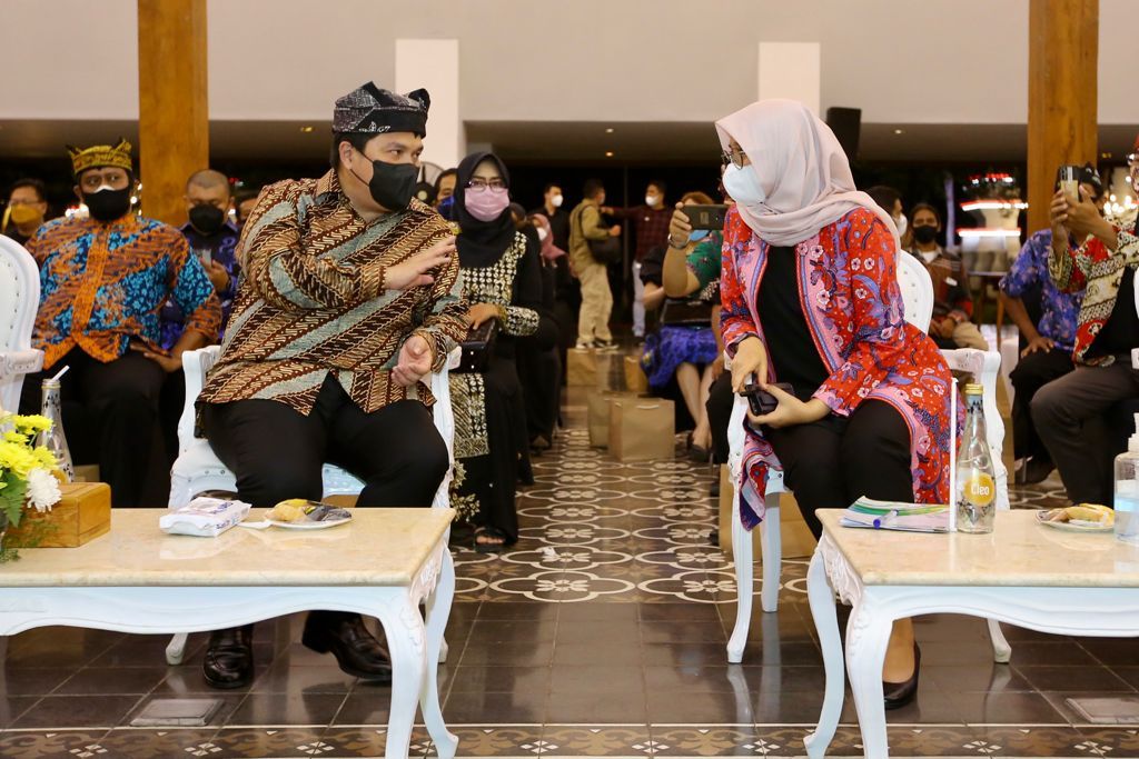 Menteri BUMN Erick Thohir berbincang bersama Bupati Banyuwangi Ipuk Fiestiandani di Banyuwangi, Sabtu (18/9/2021).