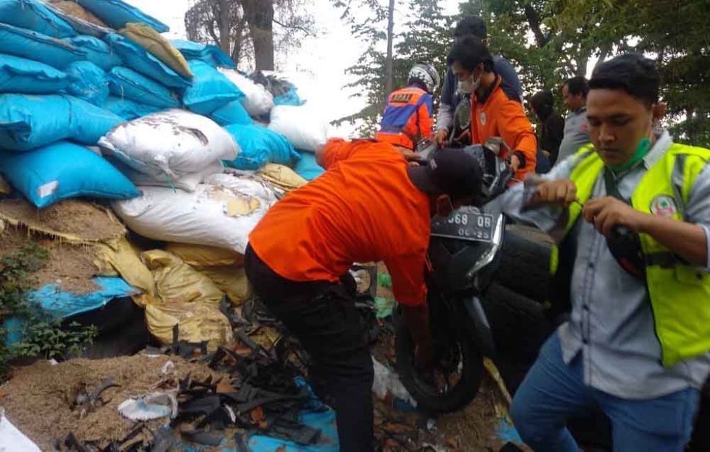 Pengendara yang kecelakaan ditolong relawan dan warga (Foto: istimewa)