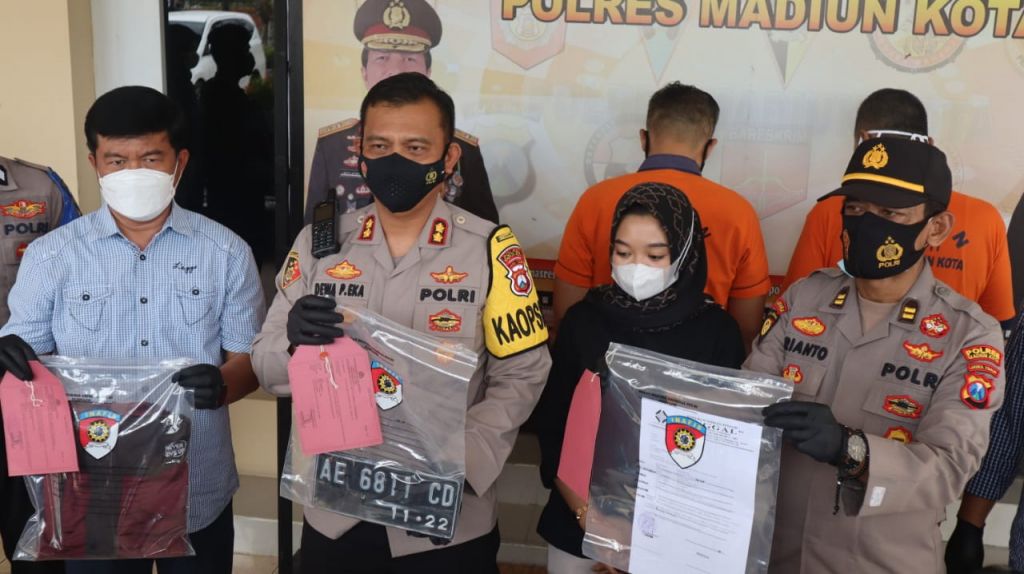 Kapolres Madiun Kota, AKBP Dewa Putu Eka Darmawan, saat menggelar ungkap kasus pencurian di Mapolres Madiun Kota.