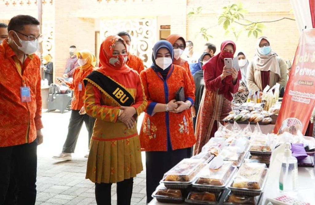 Wali Kota Mojokerto Ika Puspitasari (mengenakan selempang) saat puncak acara Hari Koperasi Nasional ke-74.