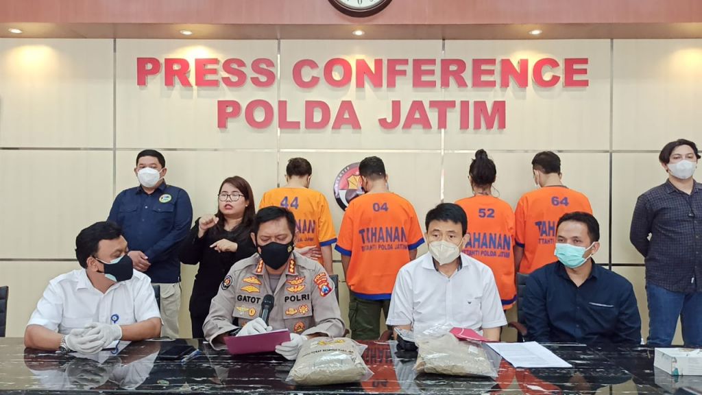 Kabid Humas Polda Jatim, Kombes Pol Gatot Repli Handoko saat ungkap kasus 4 kg sabu di Mapolda Jatim.