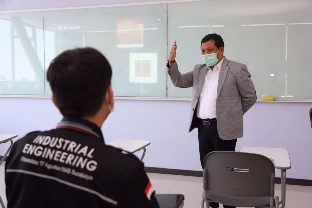 Rektor Untag Surabaya, Prof Dr Mulyanto Nugroho saat meninjau pelaksanaan PTM terbatas hari pertama.
