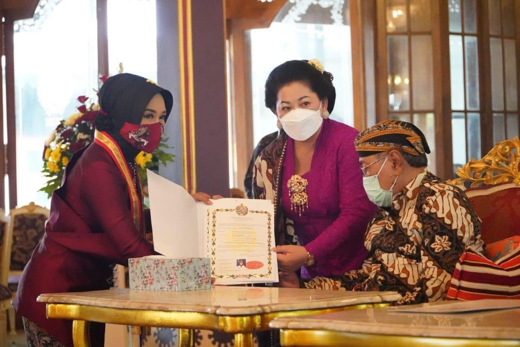 Wali Kota Mojokerto Ika Puspitasari saat menerima gelar kehormatan.