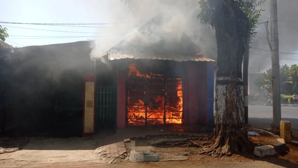Bengkel cat motor terbakar di Kabupaten Pasuruan.