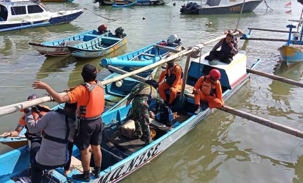 Tim SAR menggunakan perahu jukung untuk mencari korban tenggelam