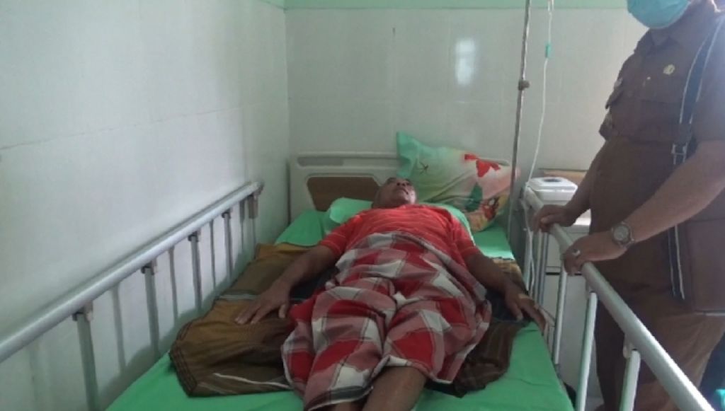 Warga yang keracunan menjalani perawatan