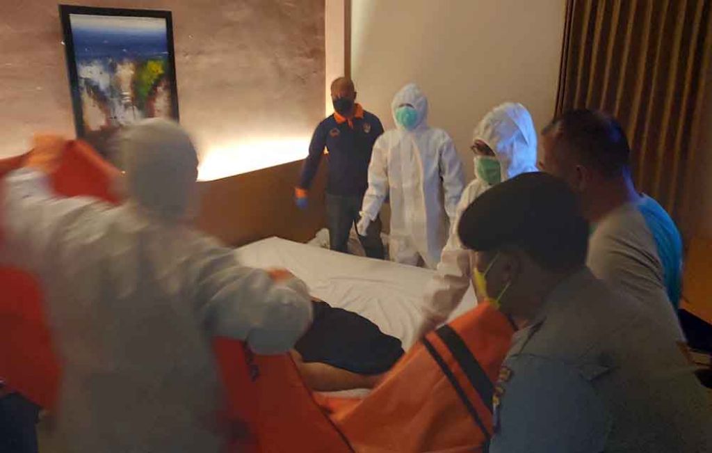 Petugas evakuasi korban yang tewas dari dalam kamar hotel