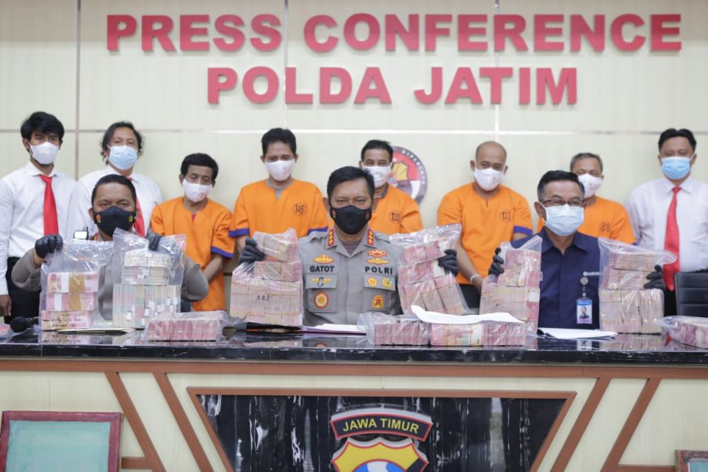 Barang bukti uang palsu dan para tersangka dibeber di Mapolda Jatim