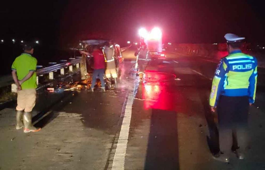 Mobil ambulans yang terbakar di Tol Jomo