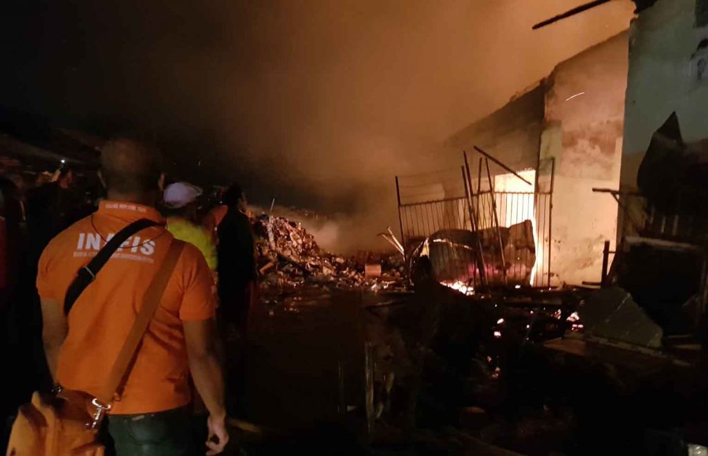 Petugas datang ke lokasi Pasar Nguling yang terbakar