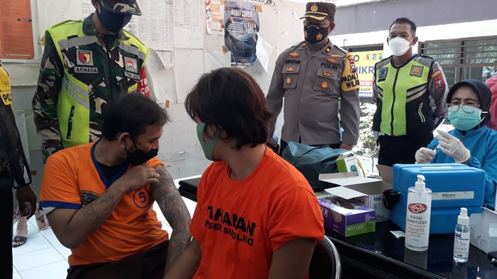 Pelaksanaan Vaksinasi Covid-19 bagi para tahanan Polsek Sukolilo