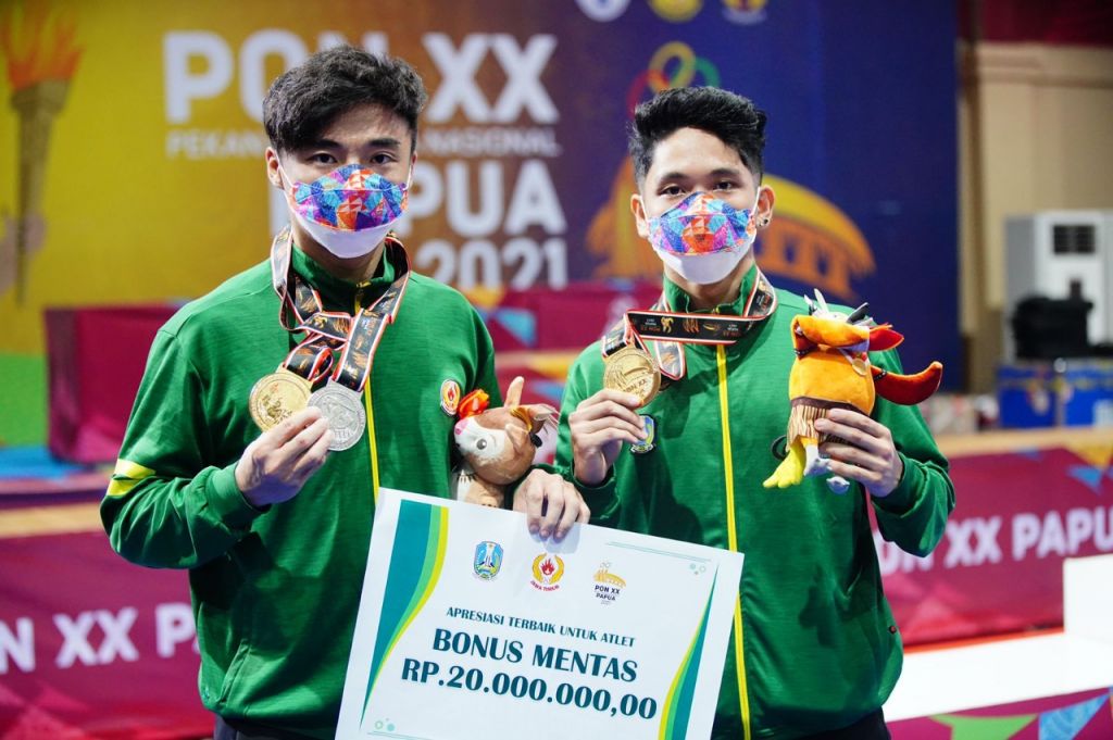 Nicholaus, mahasiswa program studi business management dan William, alumni program studi creative tourism UK Petra Surabaya