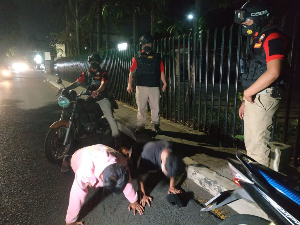 Tim Antibandit mengamankan dua orang remaja bandel dan dihukum push up.