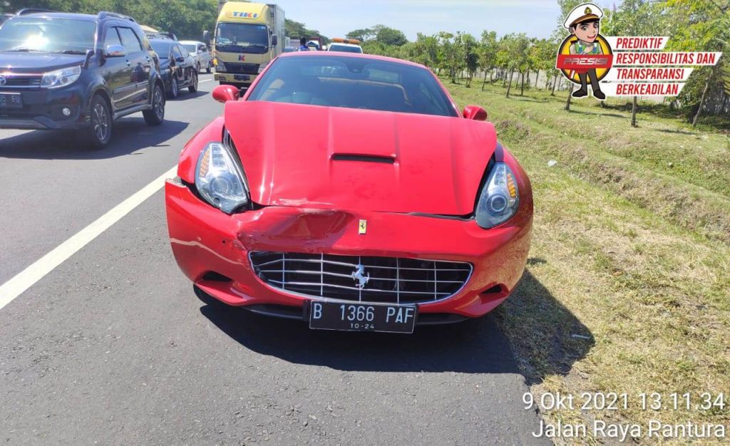 Ferrari Terlibat Kecelakaan dengan Minibus Misterius di Tol Sidoarjo