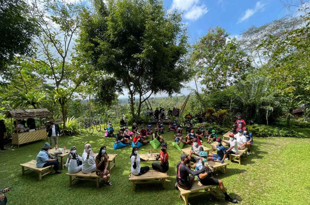 Pehobi sepeda saat menikmati istirahat di Banyuwangi