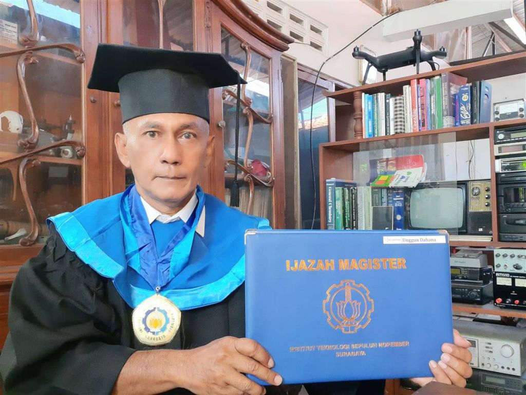 Unggun Dahana, wisudawan tertua pada wisuda ke-124 ITS.