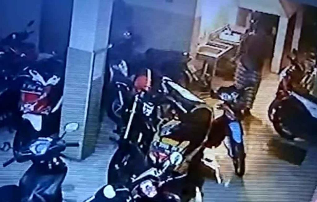 Maling Bersarung Terekam CCTV Curi Motor di Parkiran Kos Surabaya
