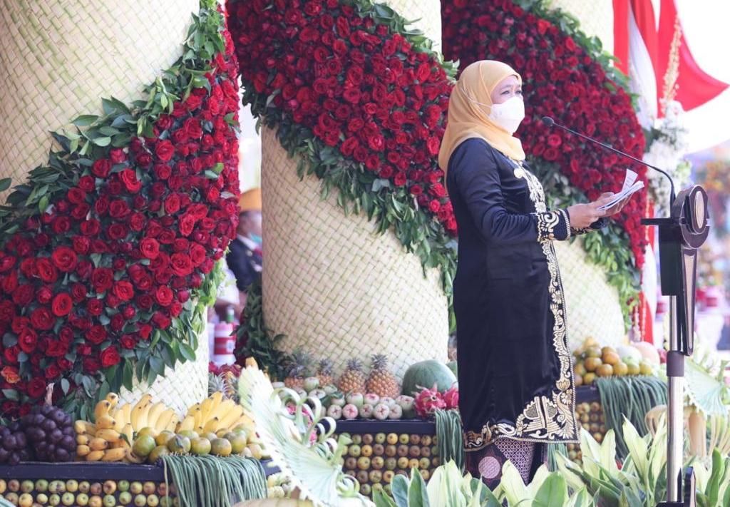 Pimpin Upacara HUT-76 Pemprov Jatim, Khofifah Kenakan Baju Adat Majapahit